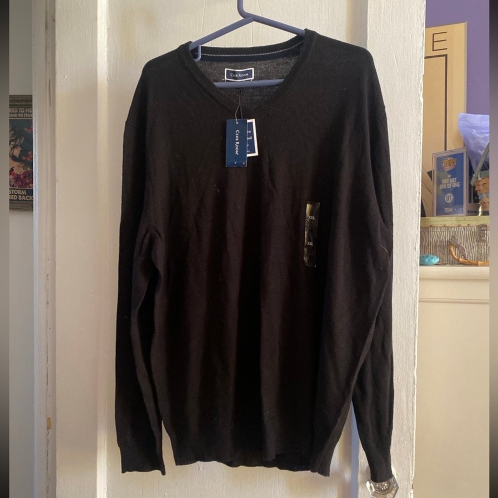 Club Room NWT Sweater-XXL
Black 
Slight V neck
Please see all pictures